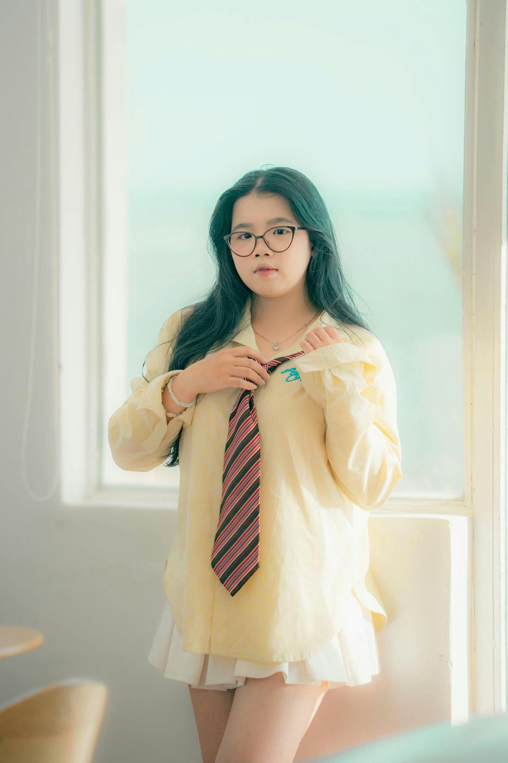 一位分享者在餐桌旁的照片，代表今日清爽风味方向